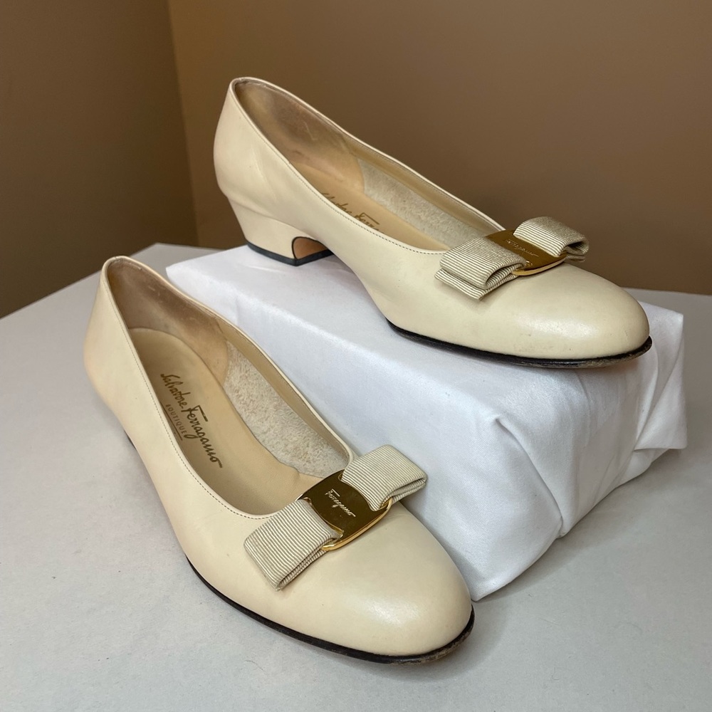 Salvatore Ferragamo Cream Leather Calfskin Classic Vara Pumps Size 8 2A